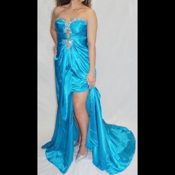 Satin gathered bodice with train - Picture 15 of 15